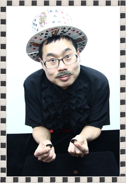 10원 뒤에 숨겨진 500원짜리는 상대방이 알아 볼 수 없습니다.
10원으로 잘 가려져 있기 때문인데요. 500원 동전은 시야에서 사라져서 없는 것으로 생각하게 되는 것이구요. 
동전은 작을수록 좋습니다.