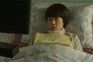 #3. 눈 하나만으로 얘기할 수 있죠? (2)
″잠수종과 나비″의 Baudy는 감금 증후군 (locked-in syndrome)으로, ″내 사랑 내 곁에″의 종우는 루게릭으로 인해 하루하루 사는 게 힘들었습니다. Baudy가 언어보드를 사용하여 표현한 첫 문장은 ‘나는 죽고 싶다.’, 종우는 자신을 죽여 달라며 ‘욕망이 늘 괴로움인 것을… 현실이 자꾸 날 꿈을 꾸게 만든다. 차라리 꿈에서 깨지 마라 다오…’ 화면 가득히 모니터에 한자 한자 힘들게 오타를 내며 적습니다. 여기서 두 주인공은 각기 다른 보조기기로 의사표현을 합니다. 한 명은 로우 테크놀로지 (low-technology) 보조기기인 언어보드로, 한 명은 하이 테크놀로지 (high-technology) 보조기기인 안구 마우스로. 
 * 사진출처 : 영화 ″내 사랑 내 곁에″ 속 장면 캡쳐 (안구마우스와 화상키보드 사용 장면)
안구 마우스와 함께 사용한 것은 화상키보드. Windows7 이상부터는 화상키보드 기능이 있어서 마우스만 있으면 화상키보드를 이용하여 타이핑을 할 수 있습니다. 안구 마우스는 눈의 움직임이 마우스 커서를 대신하고, 깜빡임이 클릭을 대신합니다. 커서의 속도 등은 이용자들에게 맞춰서 사용할 수 있습니다. 단, 이 기기는 눈의 피로도가 쌓일 수 있기 때문에 적절한 휴식 시간과 함께 병행되어야 원활하게 사용할 수 있겠습니다.
드라마 ″일리 있는 사랑″에서 무용수였던 장희수 (최여진 분) 역시 안구마우스를 활용하여 TV 시청하는 장면이 나옵니다. 4~5초 정도. 사실 이 장면은 극중 줄거리에 영향을 미칠만한 결정적 장면은 아니기 때문에, 많은 사람들은 안구 마우스를 사용했는지조차 알 수 없을 것입니다. 그래도 제게 있어서, 눈을 깜빡이며 TV를 시청하고 있는 장희수의 모습은 여운을 남깁니다.
* 사진출처 : 드라마 ″일리 있는 사랑″ 속 장면 캡쳐 (아이캔 안구마우스 사용 장면)
아이캔 플러스는 모니터에 연결하는 박스 형태로 직접 몸에 착용하는 도구가 아니라서 사용자에게 전혀 부담이 없는 제품입니다. 모니터와 연결하고 사용자의 눈에 맞게 한 번만 설정하면 그 다음부터 모니터를 보면서 자유롭게 글을 쓰거나 컴퓨터를 이용할 수 있다고 하네요. 눈동자의 움직임으로 마우스 포인터가 이동하고 특정 아이콘, 폴더, 링크를 1초 동안 바라보거나 눈을 깜빡이는 것으로 클릭과 스크롤링 등을 실행하는 방식입니다. 
(출처 : 경기도재활공학서비스연구지원센터 홈페이지)
