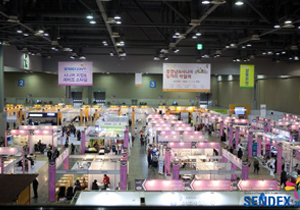 두 번째, 시니어 리빙& 복지박람회
(SENDEX - Senior & People with Disability Expo)입니다.
 2008년부터 매년 11월 초 쯤 고양시 킨텍스에서 열리고 있으며 올해는 11월 9일부터 11월 11일(3일간)에 개최하였습니다.
2~3년 전까지는 다수의 보조공학 관련 기관, 업체 등이 참여를 통해 최신 장애인 보조기기의 정보를 쉽게 얻을 수 있었으며 관람객 들이 체험 직접 체험을 할 수 있어 보조기기에 친근하게 다가갈 수 있었습니다. 또한 보조공학 관련 국제 세미나도 매년 새로운 주제로 진행이 되었었습니다.
최근에는, 노인인구가 전체 인구의 14%정도를 차지하는 만큼 중장년에 비중을 두어 작년부터는 중장년&시니어 일자리 박람회와 동시 개최가 되면서, 보조공학분야와 더불어 고령친화 복지용구 및 건강식품, 한방, 의료기기, 운동기 등의 스마트 에이징으로 트랜드가 바뀌고 있습니다.
내년 SENDEX는 2018년 11월 8일~10일에 고양시 킨텍스에서 개최될 예정이라고 합니다.
 출처 : SENDEX 블로그